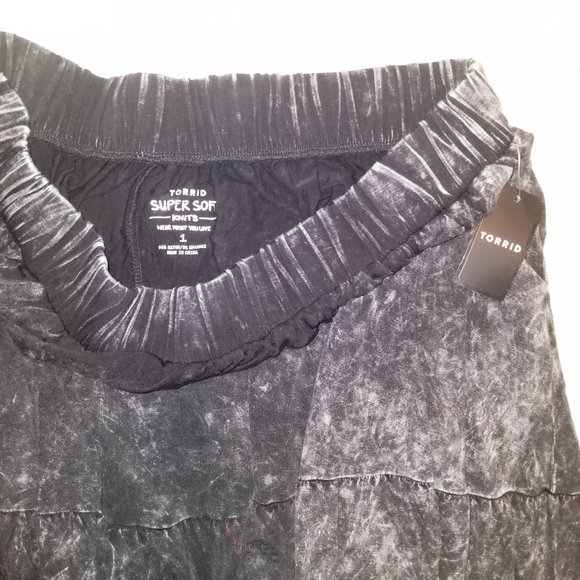 Torrid Plus Size Mini Super Soft Tiered Mineral Black Circle Skirt NWT - Picture 2 of 6